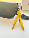 Bag Charm Mostaza · Colgante personalizado
