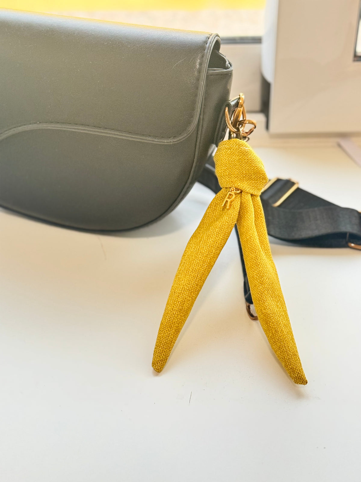 Bag Charm Mostaza · Colgante personalizado