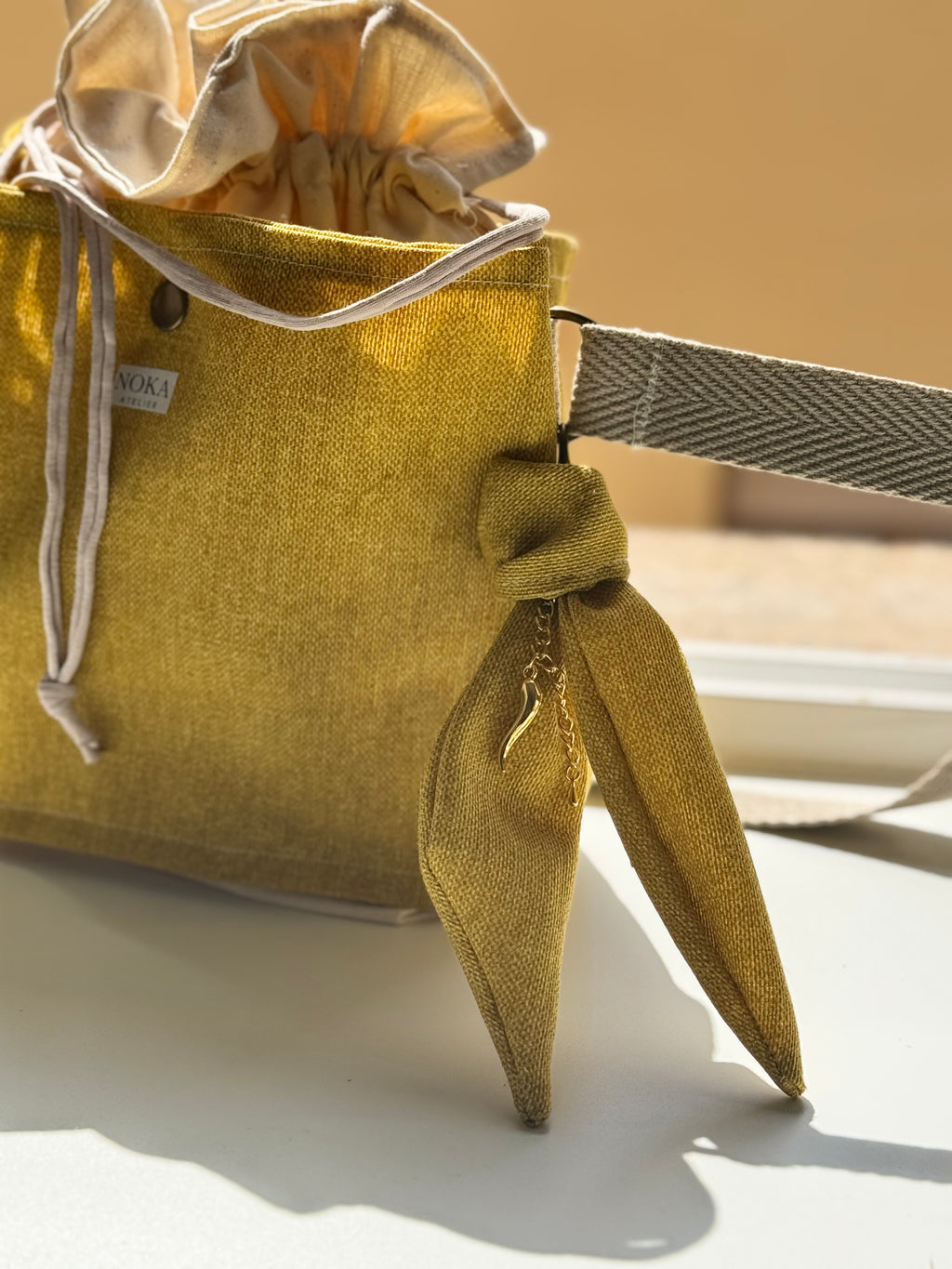 Bag Charm Mostaza · Colgante personalizado