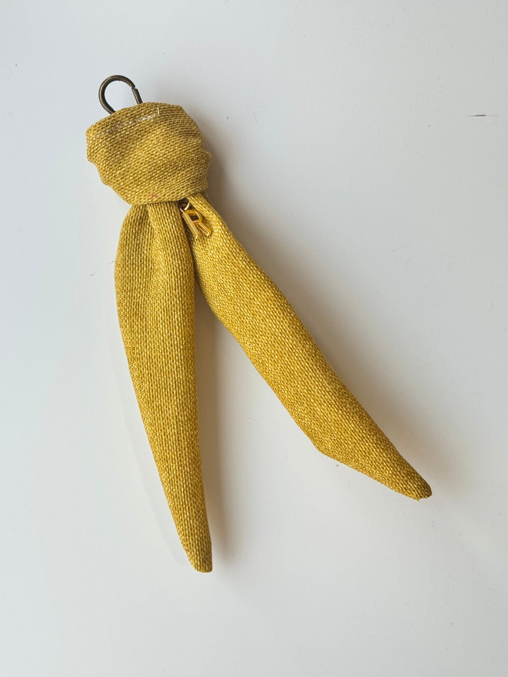 Bag Charm Mostaza · Colgante personalizado
