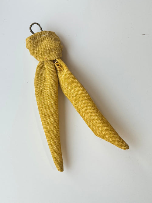 Bag Charm Mostaza · Colgante personalizado